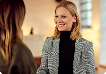 Femmes professionnelles en discussion