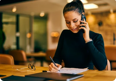 Femme professionnelle au téléphone avec des notes